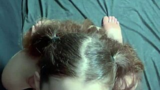 おい可愛い子、まだ膝をついてる？ワイルドなディープスロート後に巨大な顔射だよ？