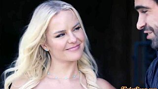 Storbröstad tjej sugs och knullas hårt av kåt bartender