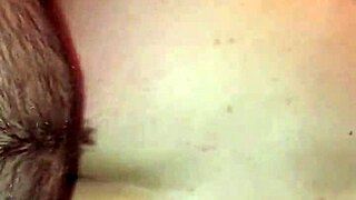 زوجة طيزها الكبيرة تأخذ زب عملاق من الخلف وتنضح عليها؟