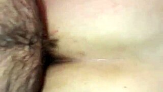 زوجة طيزها الكبيرة تأخذ زب عملاق من الخلف وتنضح عليها؟