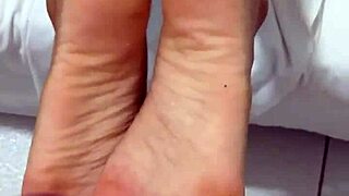 Fahişenin ayakkabı tabanını koklayıp boşaldım