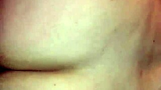 زوجة طيزها الكبيرة تأخذ زب عملاق من الخلف وتنضح عليها؟