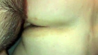 زوجة طيزها الكبيرة تأخذ زب عملاق من الخلف وتنضح عليها؟