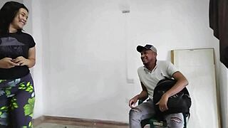 descubro a mi hermanastra follando con su novio en su habitacion y los grabo para que luego ella me haga todo igual 1 parte 😏