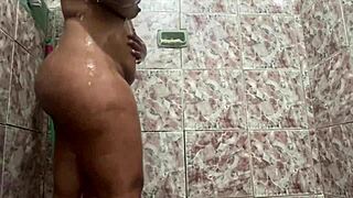 Morena Dançando Funk Enquanto Toma Banho