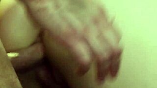 اتصلت بميكانيكي دهني في جراجه، قصة خيانة بلوند إسبانية أنيقة