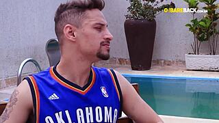 ضرب رجل قاسي متماسك بقوة