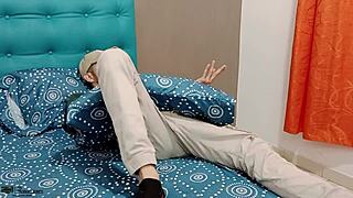 encuentro a mi cachondo hijastro masturbándose y le ayudo 😈