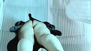 Horúca milf tancuje a necháva nás pozrieť pod sukňu 😍