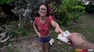 Lulu Chu在面包车里被猛干