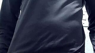 Lelaki panas melayan diri dengan batang yang sedap