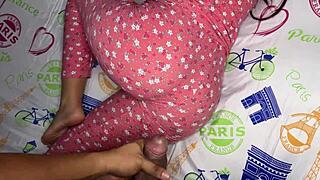 Mi padrastro rompe mi culo apretado por primera vez, ¿duele?