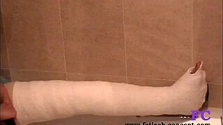 wanna see me touch myself in the shower with a cast leg? - fetisch-concept com