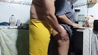 mi chico me embiste en la cocina, dándome una follada rica con creampie