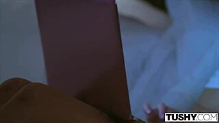 Tushy, adoro guardarle fare a turno per farla sbadigliare ampia.