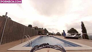 La vecina joven ninfómana quiere follar en la piscina comunitaria POV