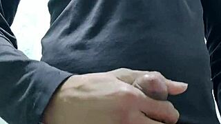 Lelaki panas melayan diri dengan batang yang sedap