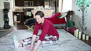 yoga lesson 351 with big ass and natural tits 😘