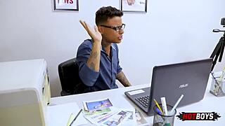 Novinho pirocudo fodendo o chefe