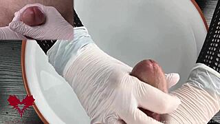 医療患者POVが白いラテックス手袋で亀頭ハンドジョブ