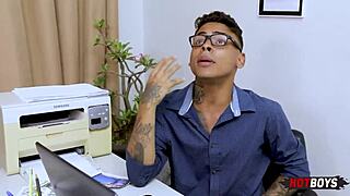 Novinho pirocudo fodendo o chefe