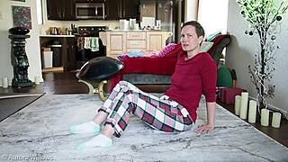 yoga lesson 351 with big ass and natural tits 😘