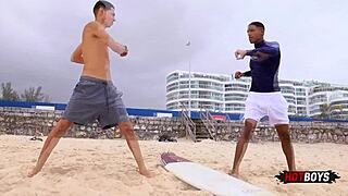 Fodendo o cu do surfista safado com tesão