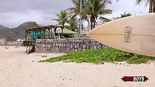 Fodendo o cu do surfista safado com tesão