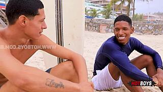 Fodendo o cu do surfista safado com tesão