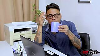 Novinho pirocudo fodendo o chefe