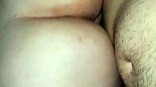 胖妹骑乘爱人狂扭 老公上班时偷情