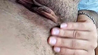 enorme coño peludo y jugoso shows off big natural assets in solo play