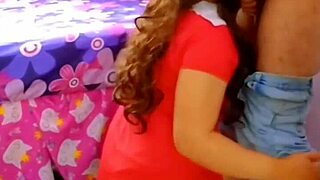 Cogiendo a mi esposa con vestido rojo �pero nos observa y quiere verga tambi�n me chingo a las dos real casero