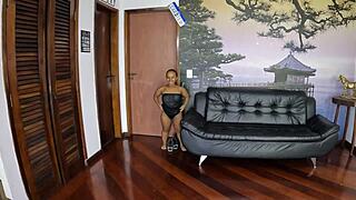 Bastidores da Anãzinha do Mau Shows Young Midget’s First Tight Anal