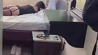 mi hermanastra con lencería en su cuarto vídeo completo en red