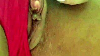 loira exibindo a bucetinha com seu macac�o rosa