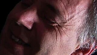 Chica 18+ cachonda con crush emocional en padrastro termina en follada intensa