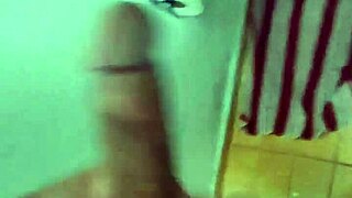 Megragadom a kanos mostohaanyámat fürdés közben.