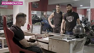 熟練した金持ちブロンドのジーナ・スネークが若い18+の男とハードコアのアナルセックス