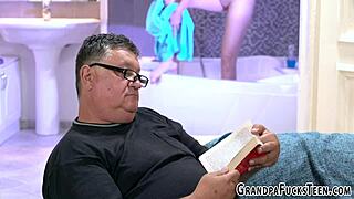 Essa Novinha 18+ com Cu Lambido Gosta de Levar Rola do Avô?