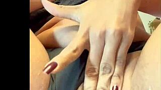 Me masturbo de lingerie gozando quatro vezes nos peitos e buceta naturais