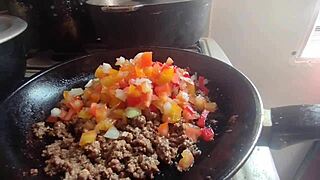 XXX Video en Español - Mi Madrastra Caliente Me Enseña a Cocinar y Luego Le Como el Coño