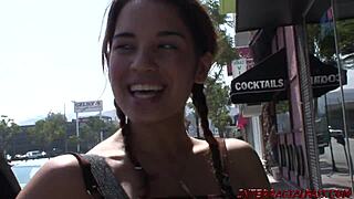 Tini latina könnyedén kezeli Blackzilla hatalmas fekete farkát