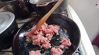 XXX Video en Español - Mi Madrastra Caliente Me Enseña a Cocinar y Luego Le Como el Coño