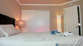 Milf Jess Ryan pokazuje sex igračke, igra se dildima i velikim kurcivima.