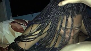 Ebony sa velikim dupetom doživljava duboke emocije tokom jebanja