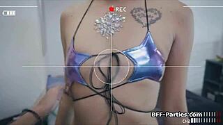 Samo se opuštam sa divljem četvorcem, karantinski 18+ stil, žurka i jebanje zajedno.