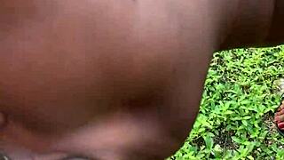 Ghetto lutka nussi ja imee ulkona