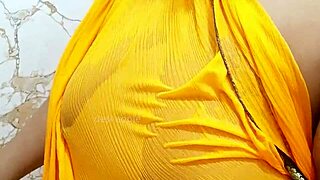 Indian girl flaunts big boobs intensely in saree