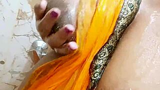 Indian girl flaunts big boobs intensely in saree